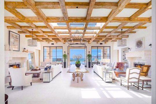 Впечатляваща и много стилна вила