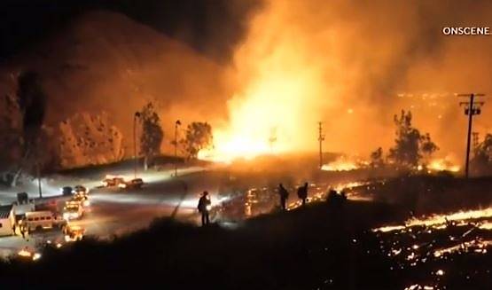 Евакуират над 40 000 души заради пожари в Калифорния (СНИМКИ)