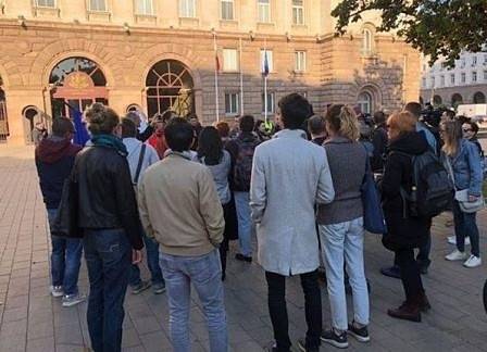 Протестът от Орлов мост се премести пред президентството