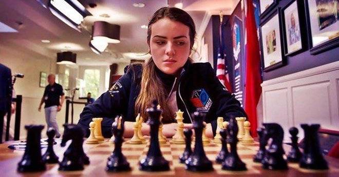 Нургюл Салимова победи робот на шахмат