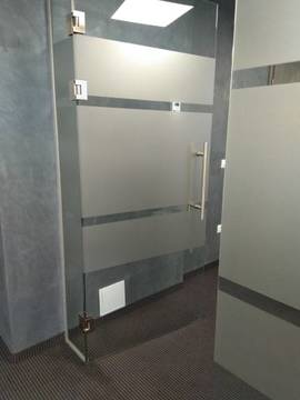 Матиране на стъкла по поръчка на ленти и пълно фолиране на офис