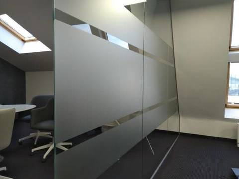 Облепяне матиране на стъкла за офисни помещения и зали