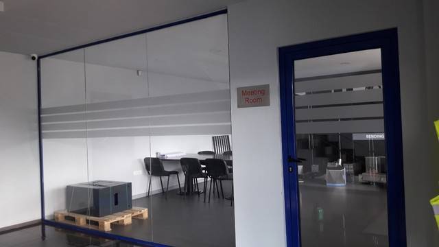 Залепяне матиране на стъкла към офис стъклени стени в София