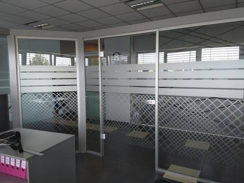 Матиране на стъкла в кантора на адвокат или естетично студио