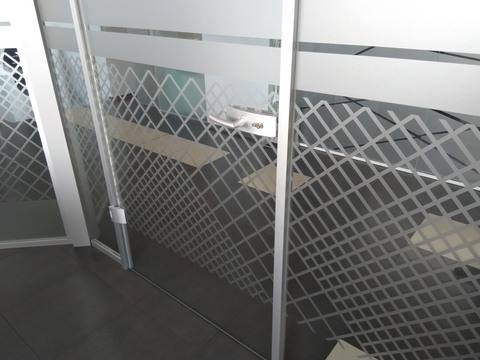 Защо да поръчате матиране на стъкла сега от агенция Премиум?