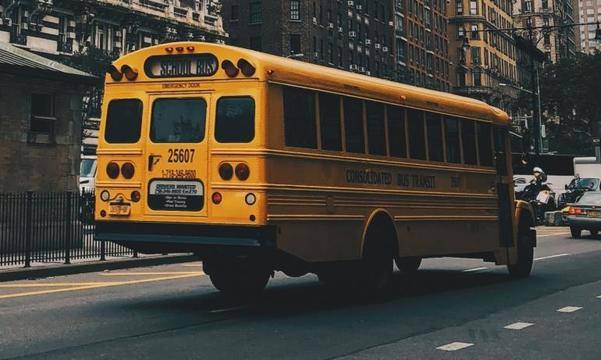 Превръщат училищни автобуси в домове за бездомни семейства