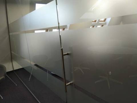 Матиране на стъкла стени с матови ленти изрязани с отстояние