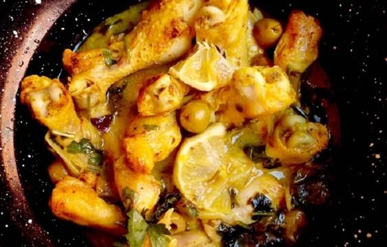 Разряза лимона и го напълни със сол. Казах си, това няма да го ям! Е, ядох, та пушек се вдигаше! А днес и аз го направих.