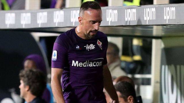 Рибери наказан за 3 мача за изблъскване на съдия