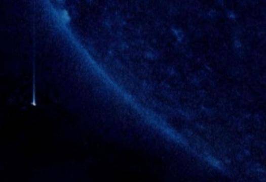 Уникално ВИДЕО показва как НЛО с кубична форма прелита със страшна скорост край Слънцето |