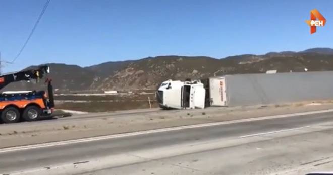 Силните ветрове в САЩ събориха няколко камиона