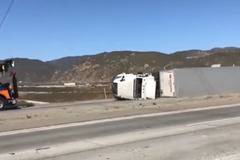 Силните ветрове в САЩ събориха няколко камиона