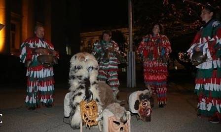 Българският отговор на Хелоиун: Кукери гониха злите духове пред Националната библиотека