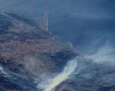 Пожарите в Калфиорния вече се виждат с просто око от Космоса