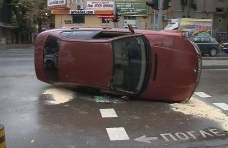 Кола се преобърна във Варна, шофьорът избяга (СНИМКИ)