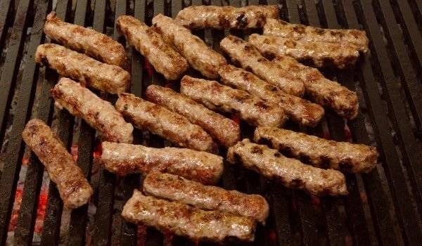 Назад към традициите: Раздават кебапчета пред секции във Видин