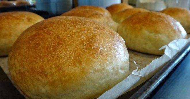Безподобно мекички хлебчета от пухено тесто: най-лесната рецепта с винаги 100% резултат