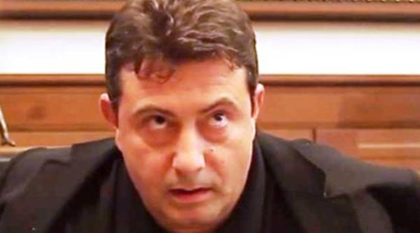 Коко Каменаров кара като луд и след присъдата, бившият шеф на БНТ едва не блъсна репортери