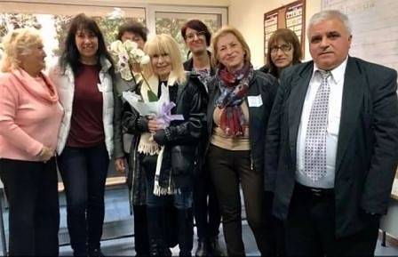 Лили Иванова предизвика фурор в изборна секция (СНИМКИ)