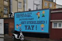 Билбордове в Лондон призовават белите британци „да се стерилизират“