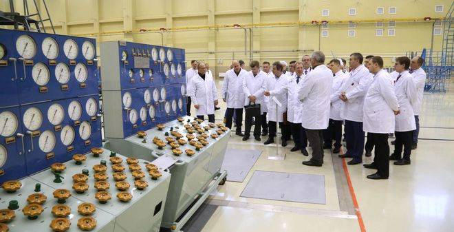 Шефът на Роскосмос Дмитрий Рогозин посети модерното предприятие в Омск, където се произвеждат новите върхови ракети Ангара