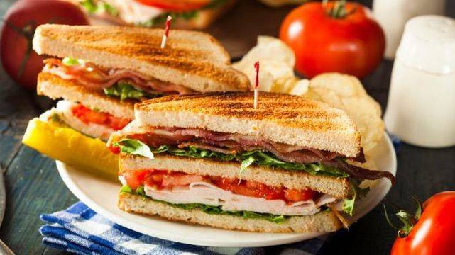 Какво представлява клуб-сандвичът?