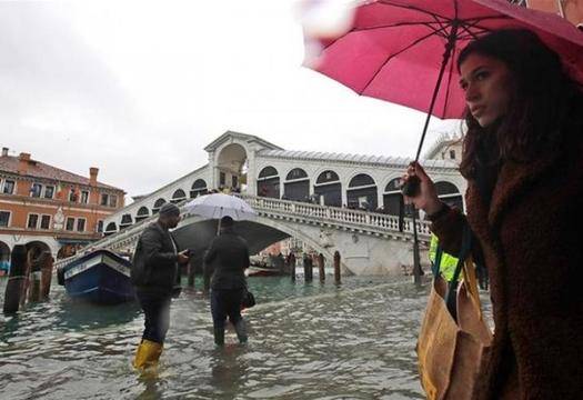 Наводнението във Венеция вече е смъртоносно ВИДЕО |