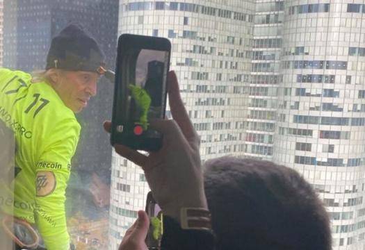 “Човекът паяк“ претърпя фиаско в Париж ВИДЕО |