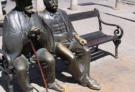 Откраднаха бастуна на статуята на Петко и Пенчо Славейкови в София