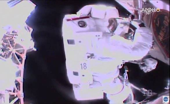 Епичният ремонт на Алфа магнитен спектрометър започна: американският астронавт Ендрю Морган и европейският му колега Лука…