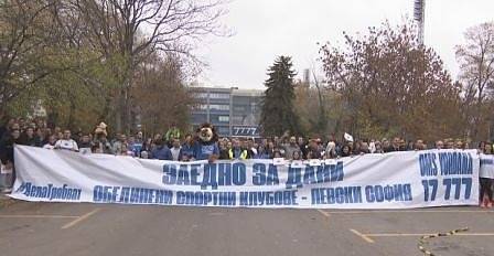 Треньори и фенове на „Левски“ бягаха, за да помогнат за операцията на Дани