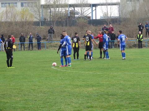 Здрава битка и красиви голове на дербито в Мрамор (СНИМКИ И ВИДЕО)
