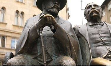 Статуята на Петко и Пенчо Славейкови в София отново има бастун