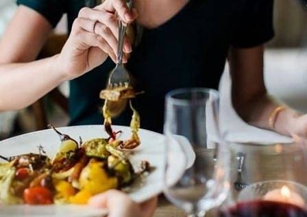 Българите харчат все повече в заведения в моловете