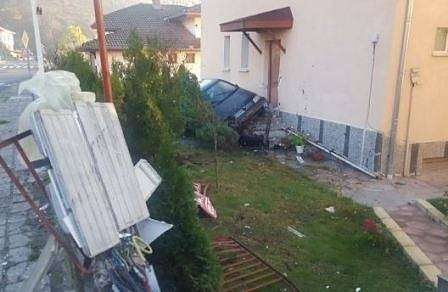 След превишена скорост: 18-годишен „паркира” в двора на къща в Смолян