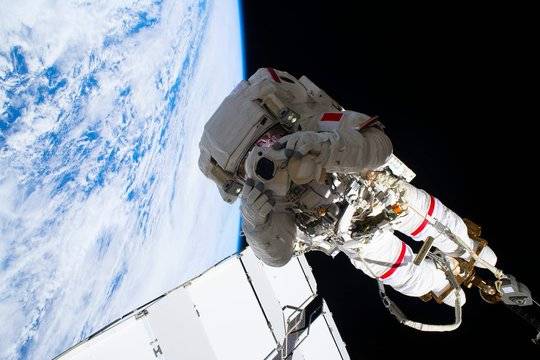 Снимка на деня: астронавтът Лука Пармитано по време на космическата му разходка миналия петък