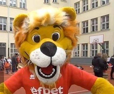 Родители сезират агенцията за закрила на детето заради реклама на хазарт в училище