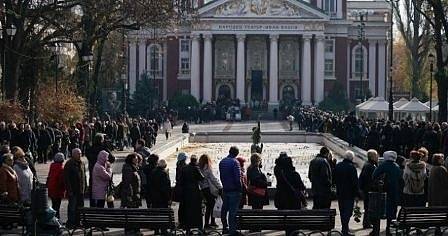 Хиляди се прощават със Стефан Данаилов в Народния театър (СНИМКИ)