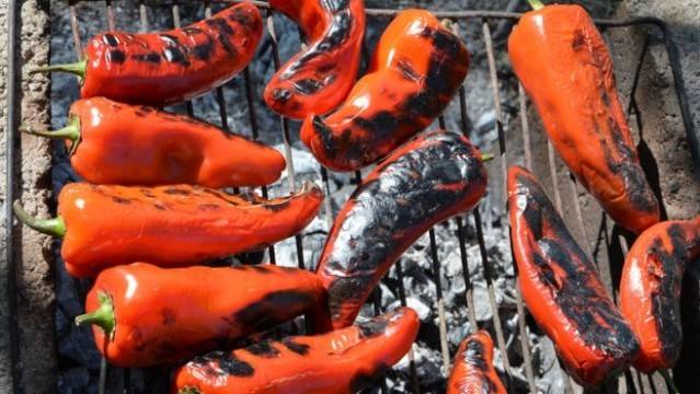 Ето един трик от баба ми как да белим чушките без да се нацапаме, направо ще се смая те (Видео)