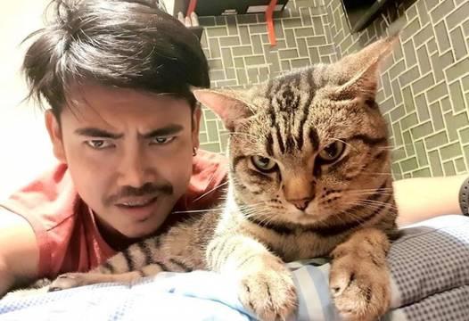 Мъж остана втрещен, след като сложи камера в спалнята си, за да види какво прави котката му през нощта (СНИМКИ)