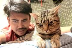 Мъж остана втрещен, след като сложи камера в спалнята си, за да види какво прави котката му през нощта (СНИМКИ)