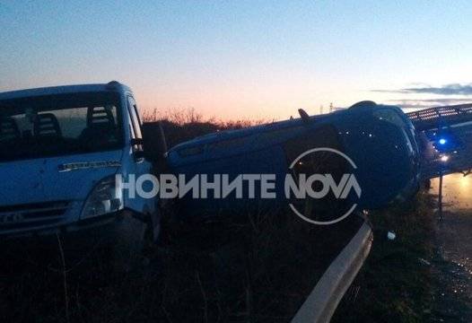 Автовоз с 3 коли се обърна край Бургас, шофьорът си плю на петите СНИМКИ |