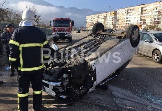 Жестока катастрофа затвори възлов булевард във Враца, колата е по таван СНИМКИ |