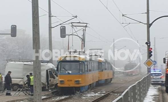 Бус удари трамвай на „Ботевградско шосе” в София (СНИМКА)