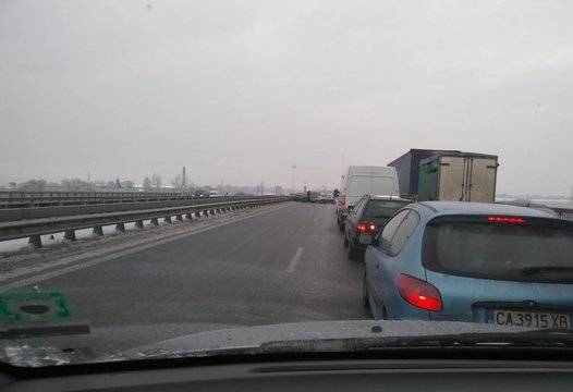 Леден дъжд и поледица блокираха България! Стотици коли се размазаха в катастрофи |