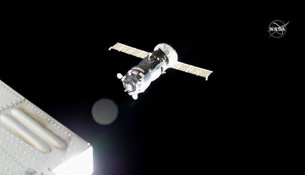 Успех: товарният космически кораб Прогрес МС-13 се скачи с МКС!
