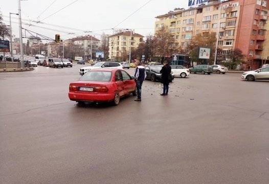 Трясък на ламарини пред голям столичен мол СНИМКИ |
