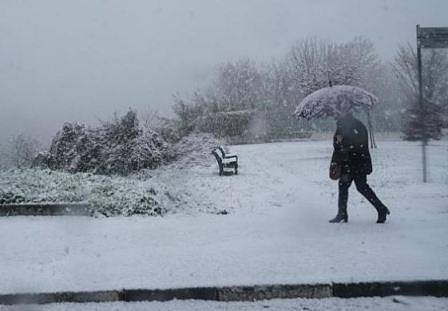 Бури, студ и снеговалежи сковаха Испания и Италия (СНИМКИ)