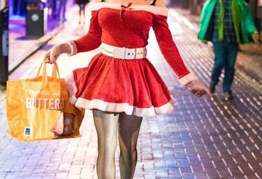 Секси помощнички на Дядо Коледа наводниха британските градове в Лудия Петък СНИМКИ |