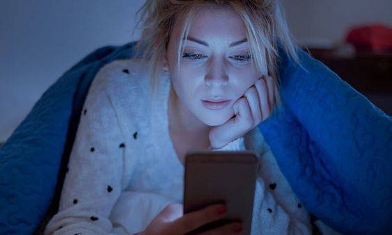 Колко вредна всъщност е синята светлина?